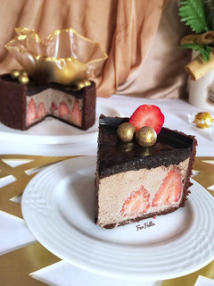 صورة لوصفة شارلوت كيك بالفراولة وموس الشوكولاتة 🍓🍫