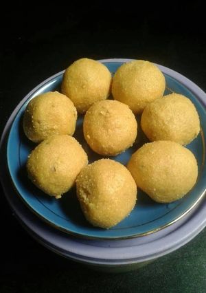 बेसन लड्डू (Besan laddoo recipe in hindi) रेसिपी मुख्य फोटो