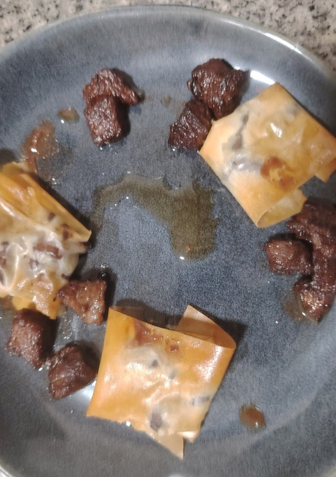 Una foto de Bocaditos de carrillada crujiente en su jugo