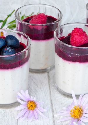 Une photo de Panna cotta au lait de coco et fruits rouges