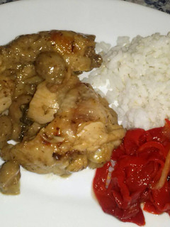 Una foto de Pollo a la cerveza y champiñones con guarnición de pimientos asados y arroz blanco