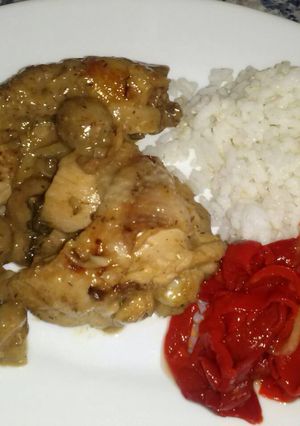 Foto principal de Pollo a la cerveza y champiñones con guarnición de pimientos asados y arroz blanco