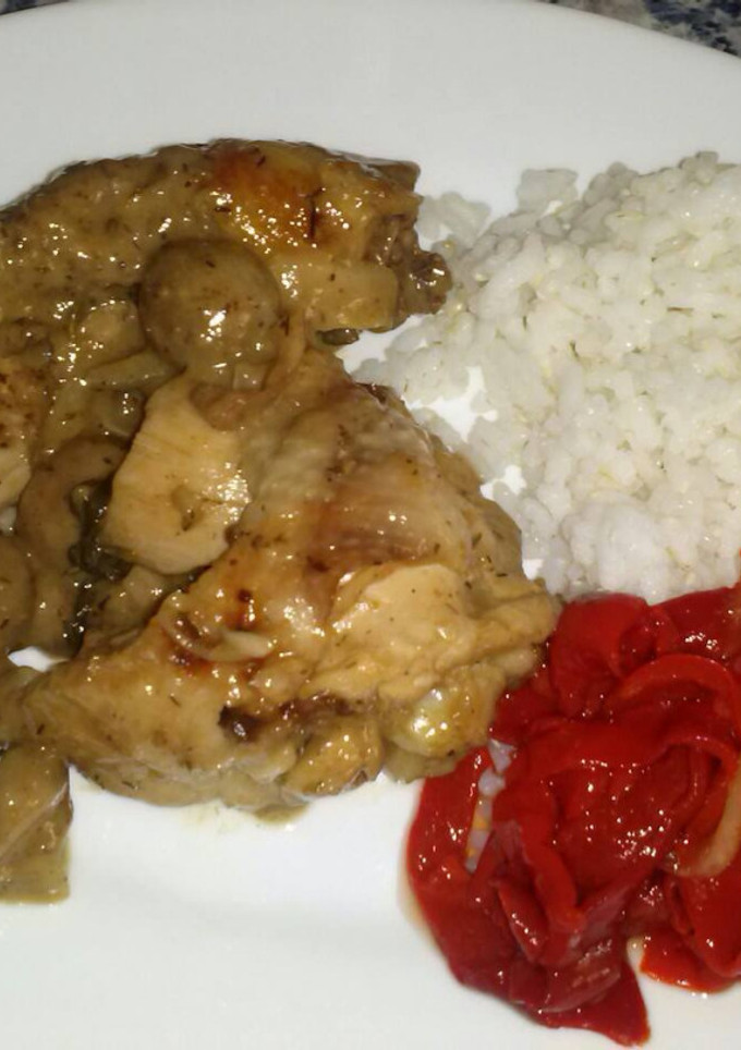 Una foto de Pollo a la cerveza y champiñones con guarnición de pimientos asados y arroz blanco