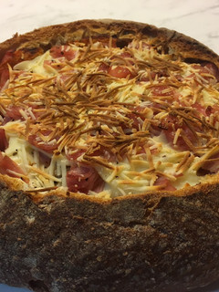 Una foto de Hogaza rellena de jamón york y queso para la noche de Reyes 👑
