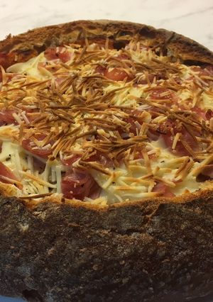 Una foto de Hogaza rellena de jamón york y queso para la noche de Reyes 👑
