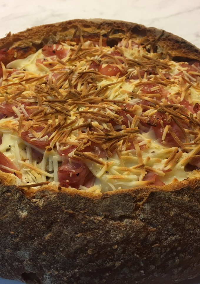 Una foto de Hogaza rellena de jamón york y queso para la noche de Reyes 👑