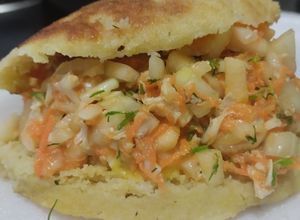 Una foto de Pan de papa y queso relleno de ensalada de pollo🥙🥪🥯