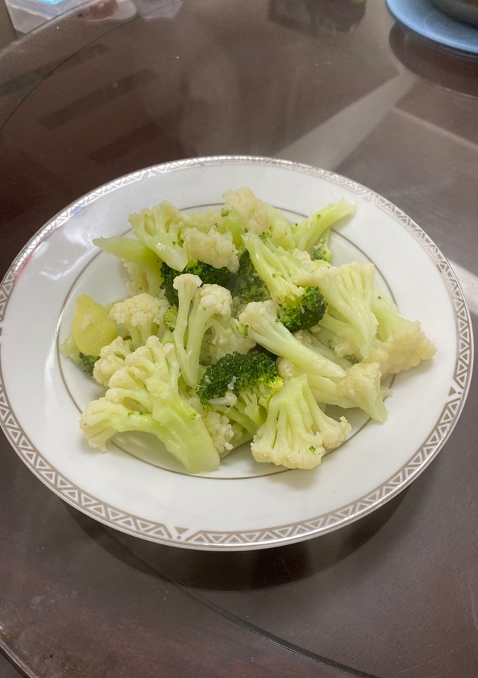 （簡單）炒花椰菜 的食譜成品照片