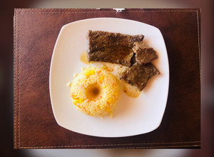 Una foto de Arrozin con bistec 🥩