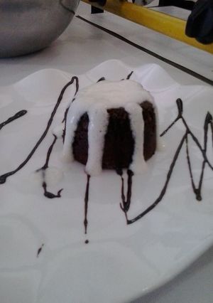Una foto de Negro en camisa en crema catalana