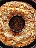 Ciambella allo yogurt con gocce di cioccolato e mandorle