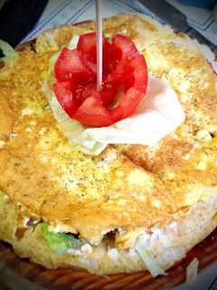 Una foto de Tortilla rellena con bacon y Philadelphia