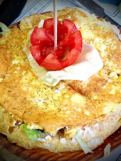 Una foto de Tortilla rellena con bacon y Philadelphia