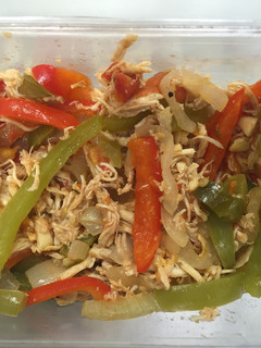 Una foto de Pollo con pimientos