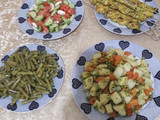 الديك الرومي مع السلطة والخضار