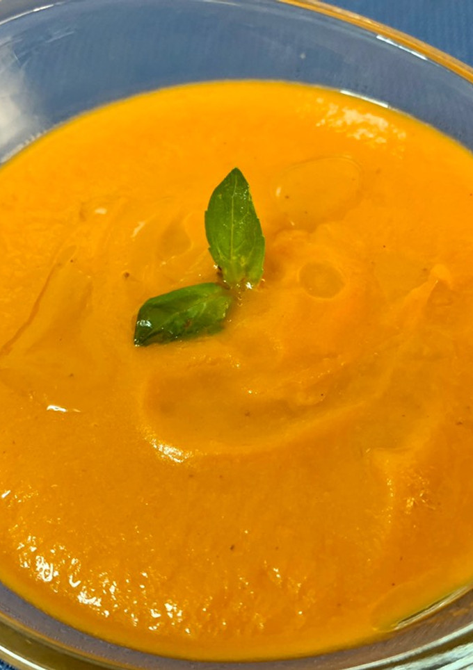 Una foto de Crema de tomate y calabaza