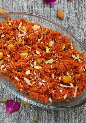 गाजर का हलवा (gajar ka halwa recipe in Hindi) रेसिपी मुख्य फोटो