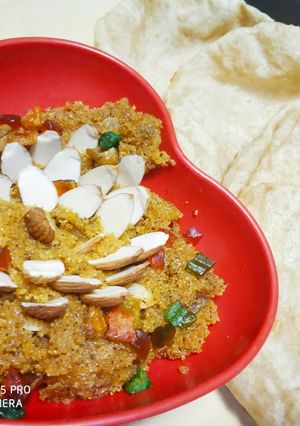 A picture of Suji Halwa with Poori.