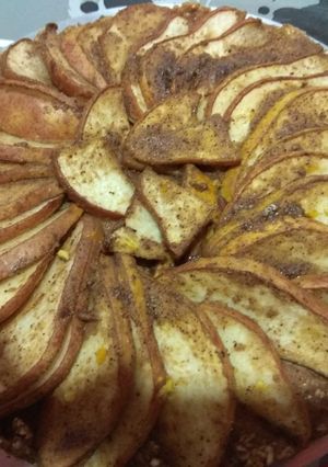 Una foto de Tarta de pera con base de avena.. Delicia