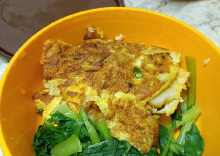 Langkah Mudah untuk Menyiapkan Omellete Telur with Pakchoy Rebus Diet Menu, Enak