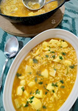 Una foto de Arroz meloso de sepia con caldo de calçots