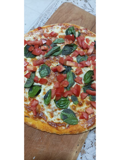 Una foto de Pizza caprese