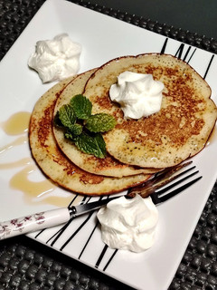 Narancsos mini palacsinta juharsziruppal, tejszínhabbal, gluténmentesen recept fotója