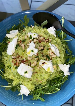 Une photo de Risotto au pesto d'ail des ours au chèvre frais