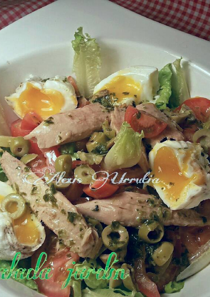 Una foto de Ensalada huerto, de atun y huevos escalfados