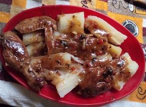 Una foto de Pollo al ajo en salsa negra