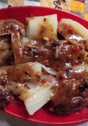 Una foto de Pollo al ajo en salsa negra