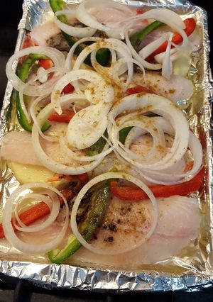Una foto de Pescado al horno con vegetales