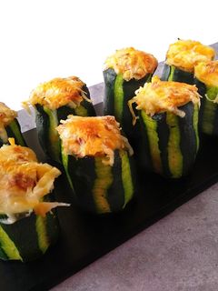Una foto de Calabacines rellenos de arroz y jamón