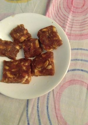 खजूर बर्फी (Khajur burfi recipe in hindi) रेसिपी मुख्य फोटो