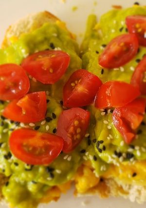 Una foto de Tartine de aguacate y huevo