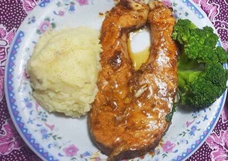 Steak salmon dengan mashed potato dan broccoli