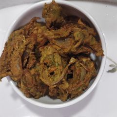 A picture of Kanda bhajiya.