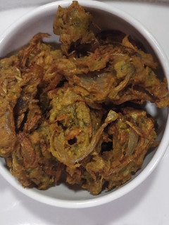 A picture of Kanda bhajiya.