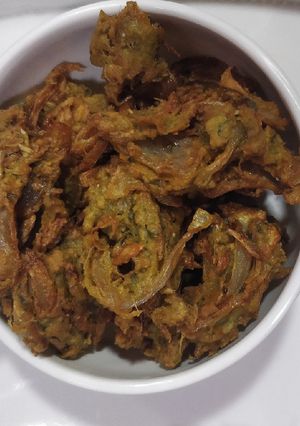 A picture of Kanda bhajiya.