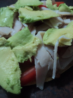 Una foto de Tostadas de jamón de pavo, aguacate y verdura con frijoles picantes