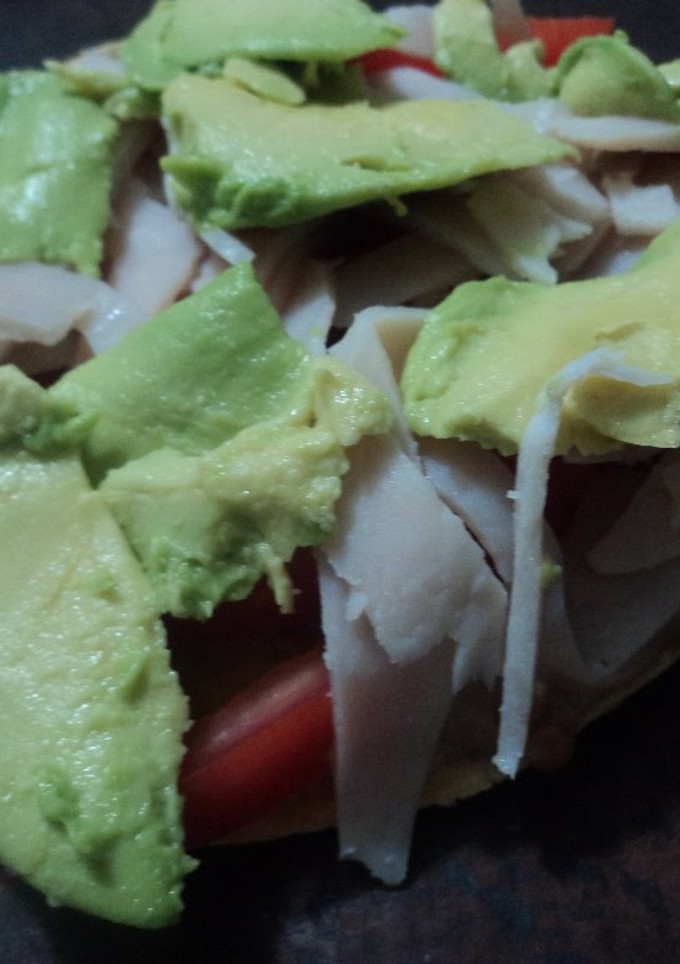 Una foto de Tostadas de jamón de pavo, aguacate y verdura con frijoles picantes