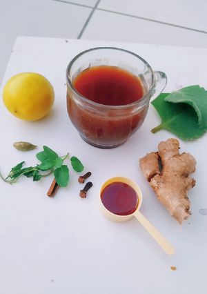 હર્બલ બ્રાઉન ટી (Herbal Brown Tea Recipe In Gujarati) રેસીપી મુખ્ય ફોટો