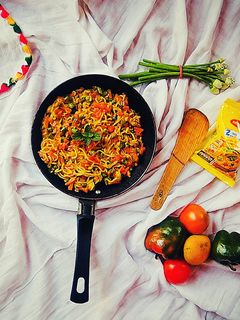 টু মিনিট ব্যাচেলর ম্যাগি(2 minutes bachelor maggi recipe in Bengali) রেসিপির প্রধান ছবি