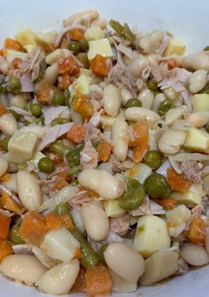 Una foto de Ensalada de alubias y macedonia de verduras