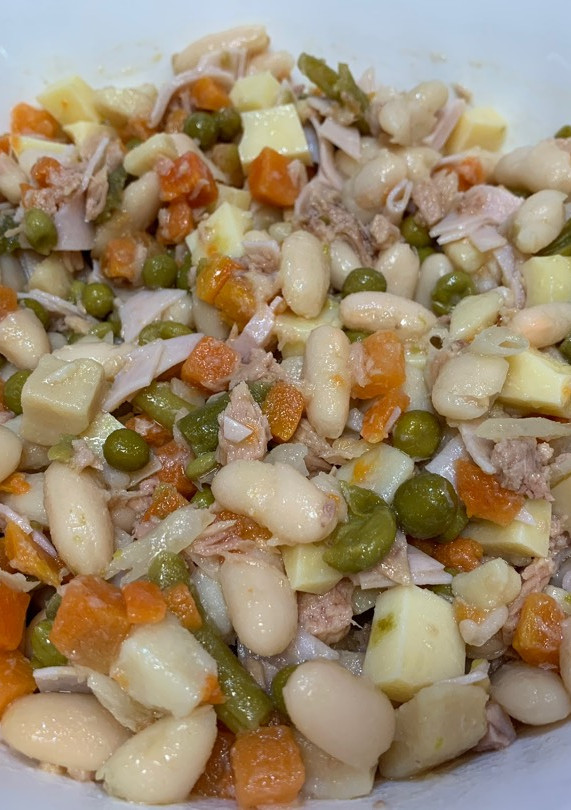 Una foto de Ensalada de alubias y macedonia de verduras