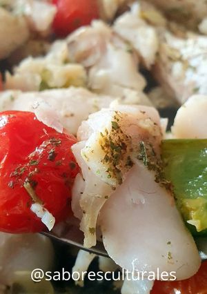 Una foto de 🐟 Merluza a la sartén con tomates cherries y zapallito verde. 🍅
