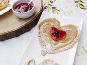 Una foto de crepes con fresas y plátano