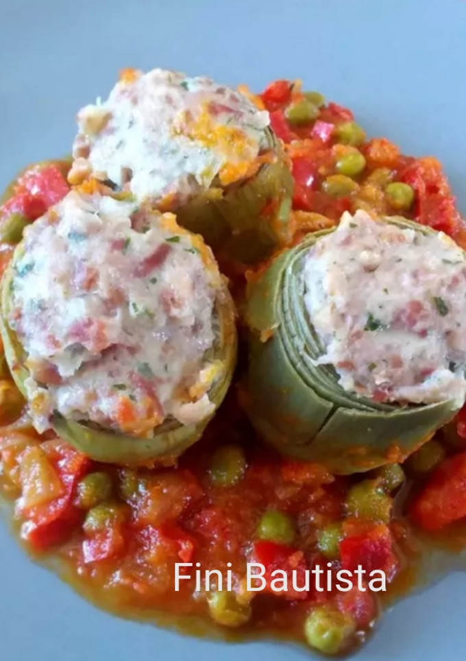 Una foto de Alcachofas rellenas en salsa