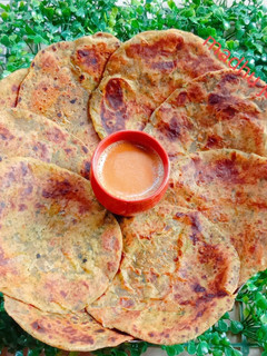बथुआ के पराठे (Bathua ke parathe recipe in Hindi) रेसिपी मुख्य फोटो