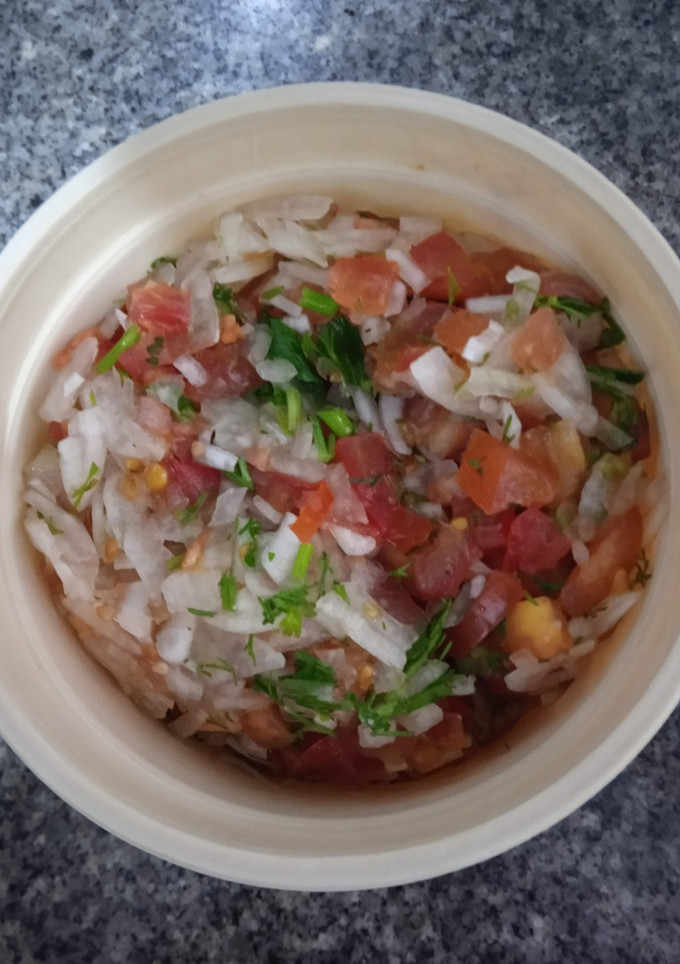 Una foto de Picado de Cebolla, Tomate🍅 y Cilantro